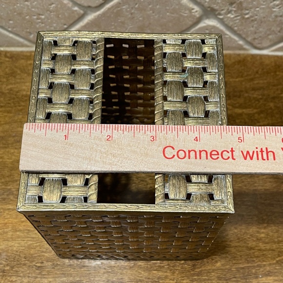 Vintage Stylebuilt vanity set Tissue holder& soap dish. - Picture 10 of 12